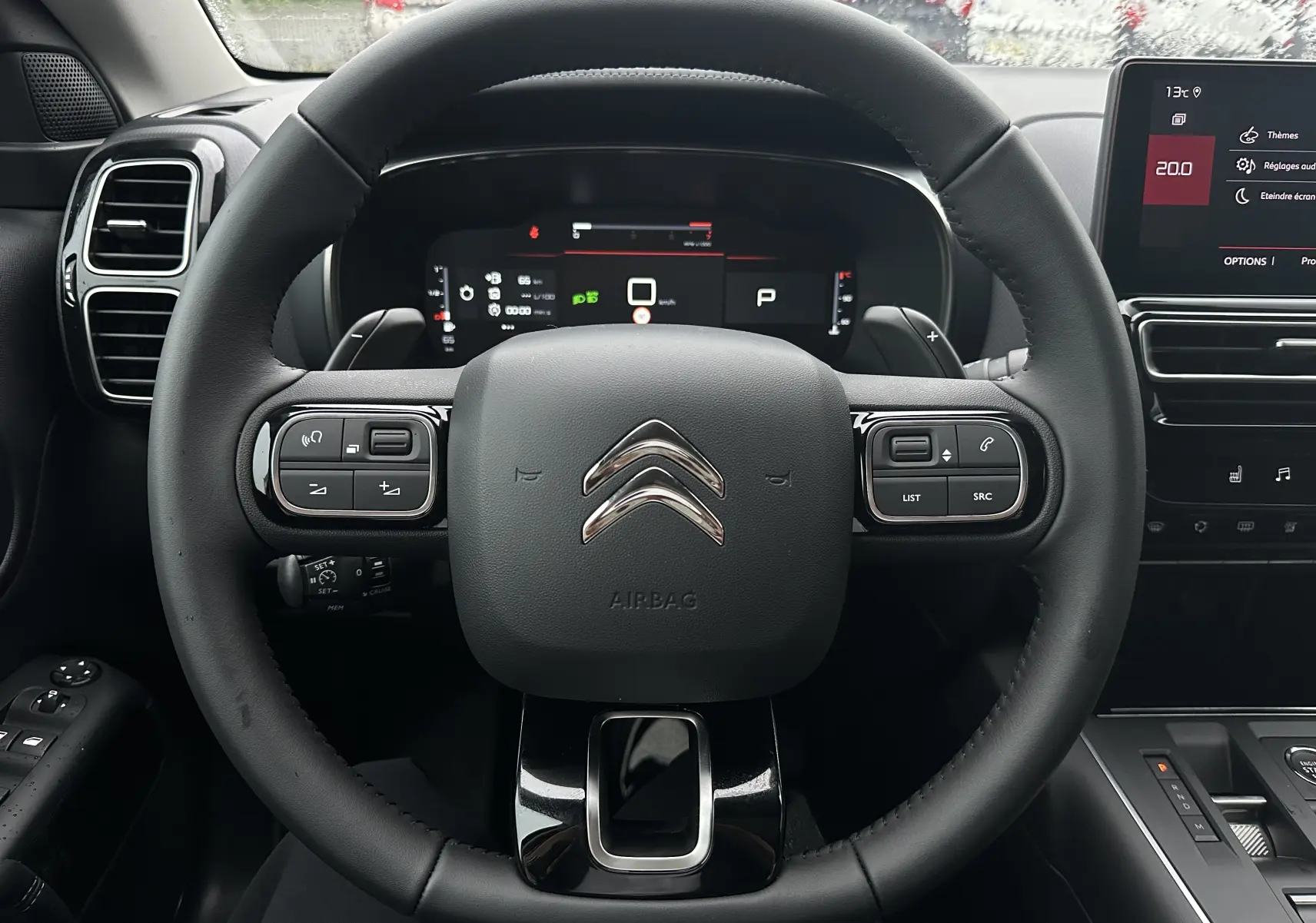 Vue rapprochée du volant cuir noir et du combiné numérique du Citroën C5 Aircross 2025, intérieur moderne et épuré.