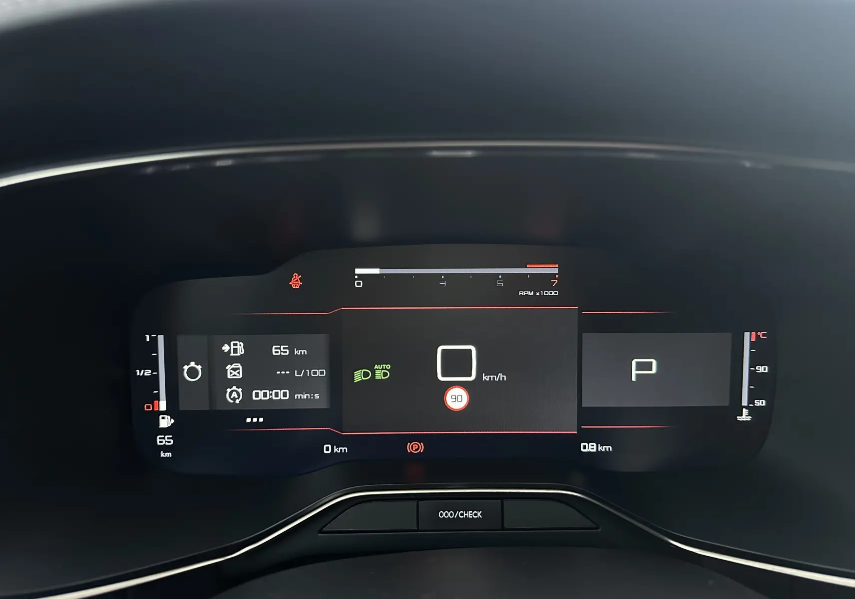 Combiné numérique 12,3 pouces du Citroën C5 Aircross 2025 affichant vitesse, régime moteur et température moteur.