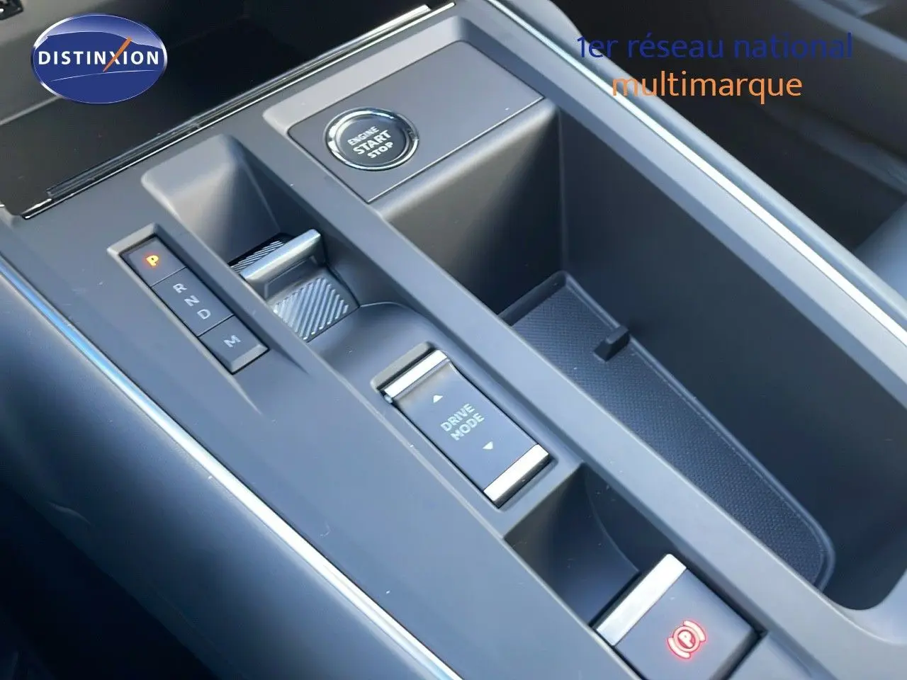 Gros plan sur la console centrale noire perla metal du Citroën C5 Aircross avec bouton start/stop et commandes de boîte auto.