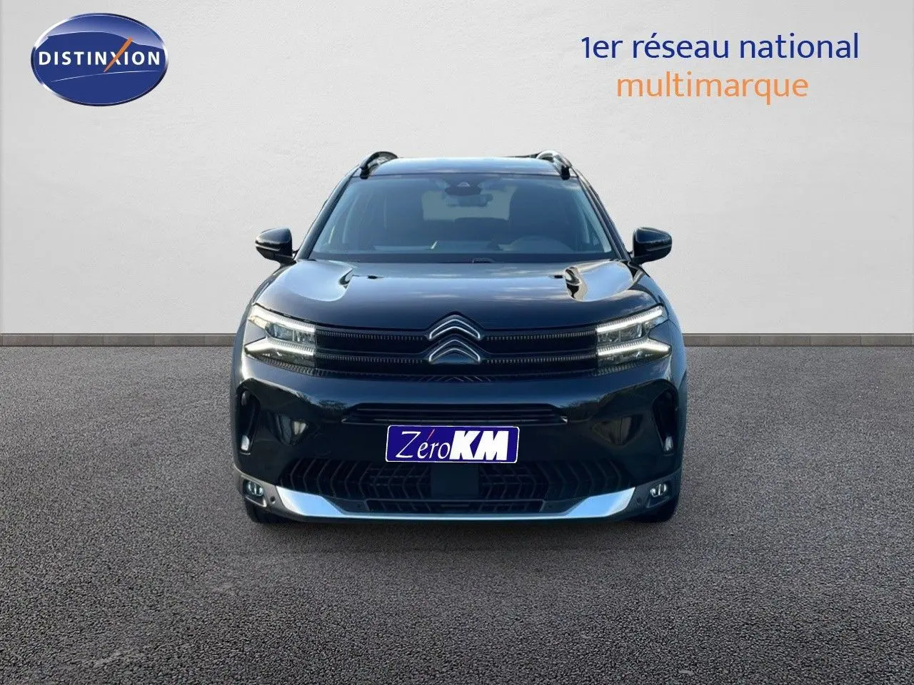 Vue frontale d'un Citroën C5 Aircross noir Perla Metal 2025 avec calandre distinctive et feux LED allumés.