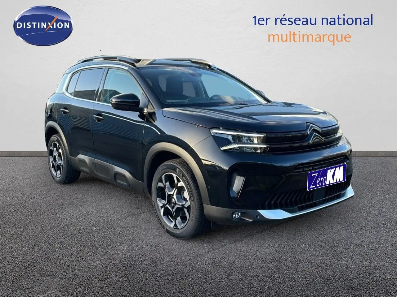 Citroën C5 Aircross noir perla metal en 3/4 avant droit, avec jantes alliage et barres de toit visibles.