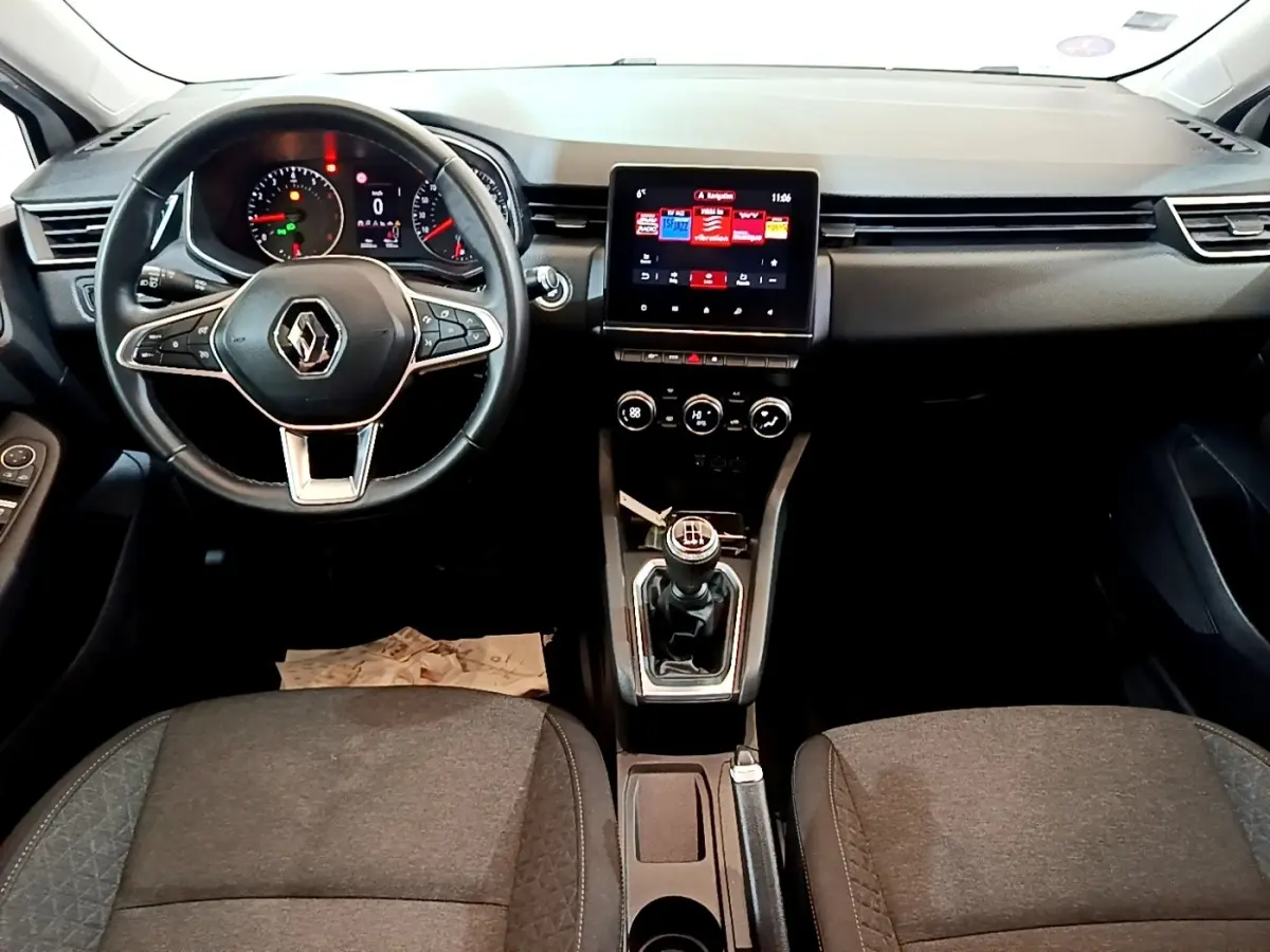 Vue intérieure frontale du tableau de bord de la Renault Clio Business TCe 100 2020 avec volant multifonctions cuir et écran tactile central.