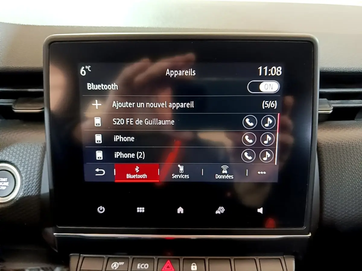 Écran tactile central de la Renault Clio Business TCe 100 2020 affichant le menu Bluetooth avec plusieurs appareils connectés.