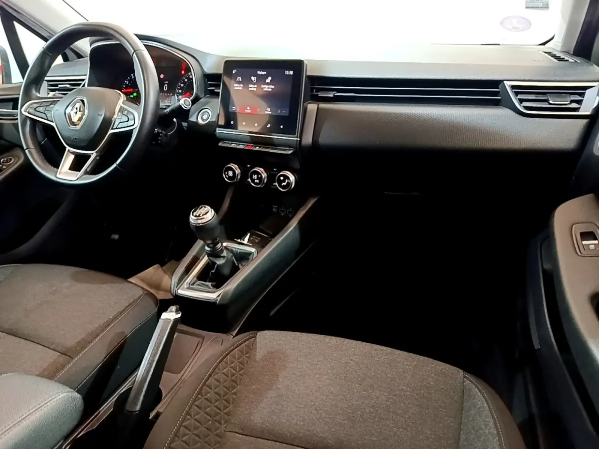 Vue intérieure avant droite de la Renault Clio Business 2020, volant cuir multifonctions et écran tactile central.