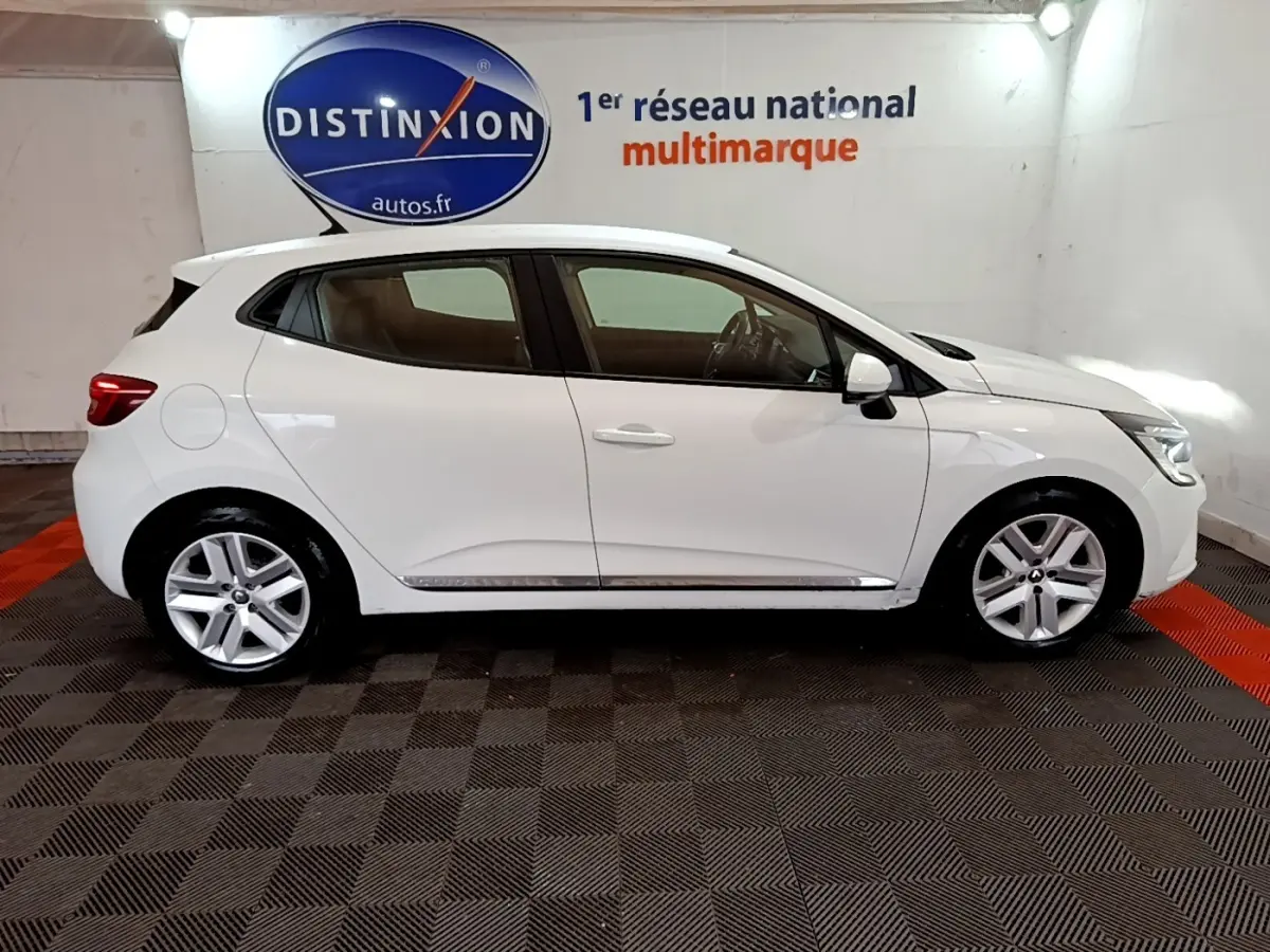 Profil droit d'une Renault Clio Business TCe 100 blanche de 2020, avec jantes alliage et feux arrière LED visibles.