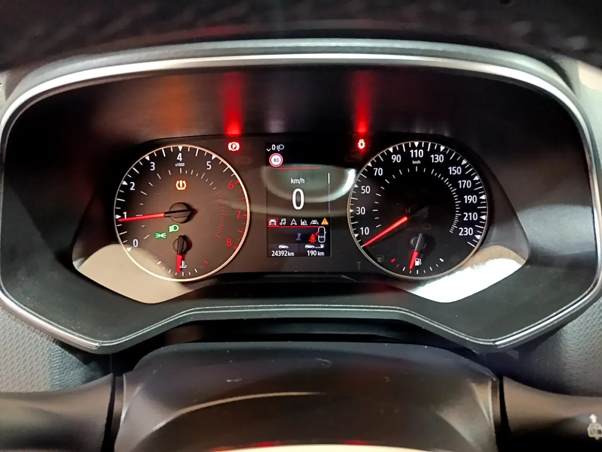 Tableau de bord de Renault Clio Business TCe 100 2020, affichage numérique central et compte-tours à gauche, vitesse à 0 km/h.