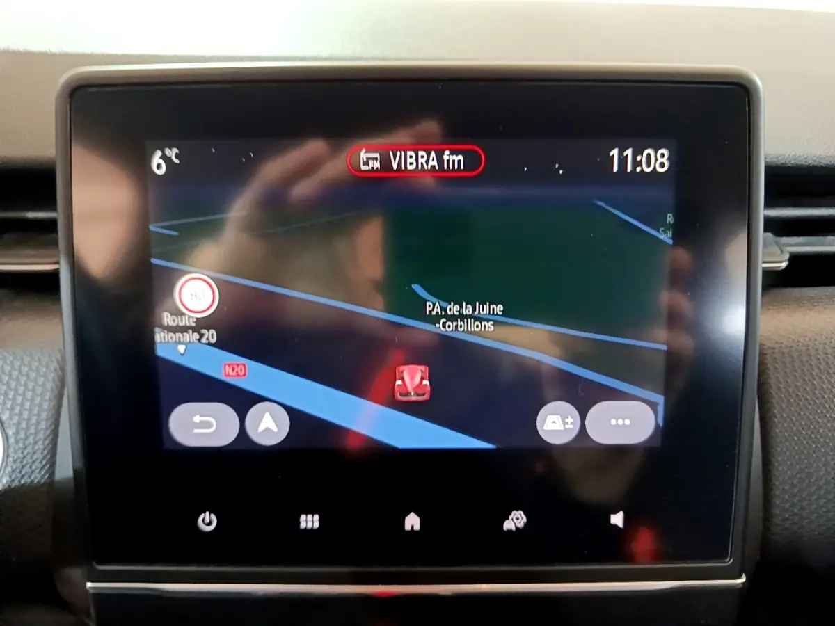 Écran tactile central de la Renault Clio Business TCe 100 2020 affichant la navigation 3D et la radio VIBRA fm.