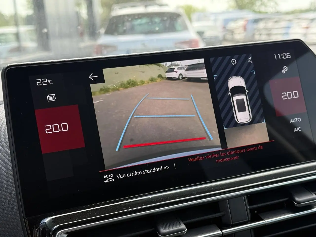 Écran tactile intérieur affichant la caméra de recul et l’aide au stationnement du Citroën C5 Aircross blanc, vue arrière.