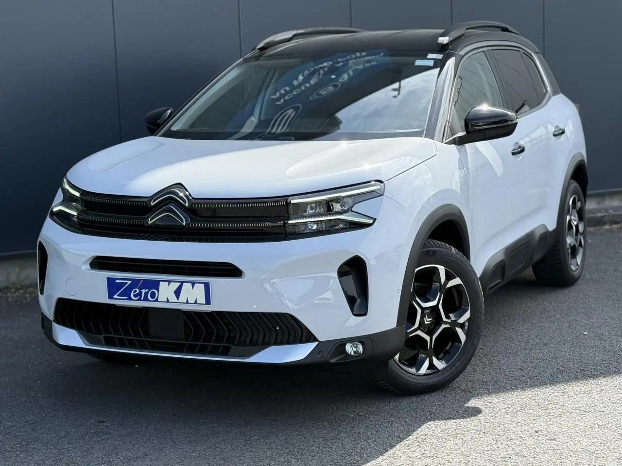 Citroën C5 Aircross blanc Okenite en 3/4 avant droit avec toit noir et jantes alliage bi-ton.