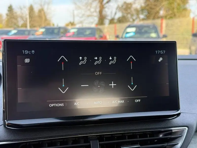 Écran tactile central du Peugeot 3008 2024 affichant les commandes de climatisation, intérieur noir.