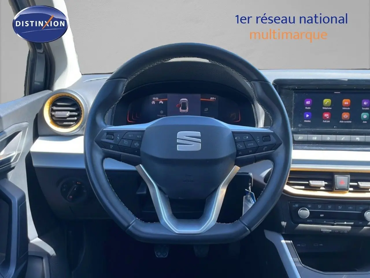 Vue frontale du volant cuir noir et tableau de bord digital de la SEAT Arona gris Magnetic Metal avec toit noir.