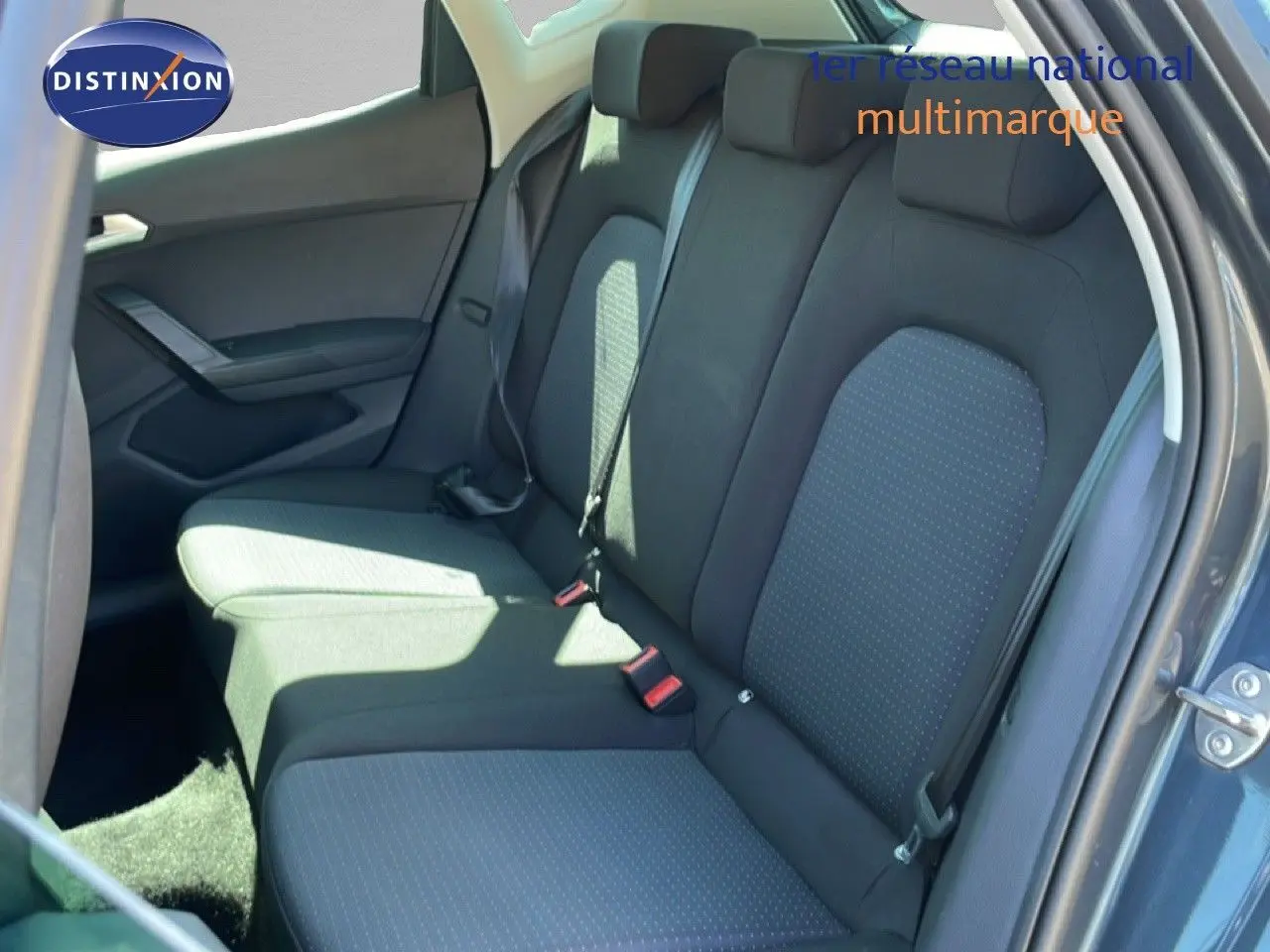 Vue intérieure côté droit des sièges arrière gris foncé à motifs du SEAT Arona 2025 avec porte ouverte.
