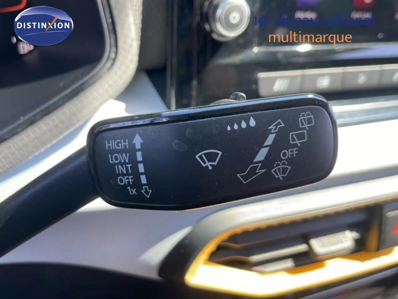 Gros plan sur la commande d’essuie-glace du SEAT Arona 2025, intérieur gris clair avec détails noirs.