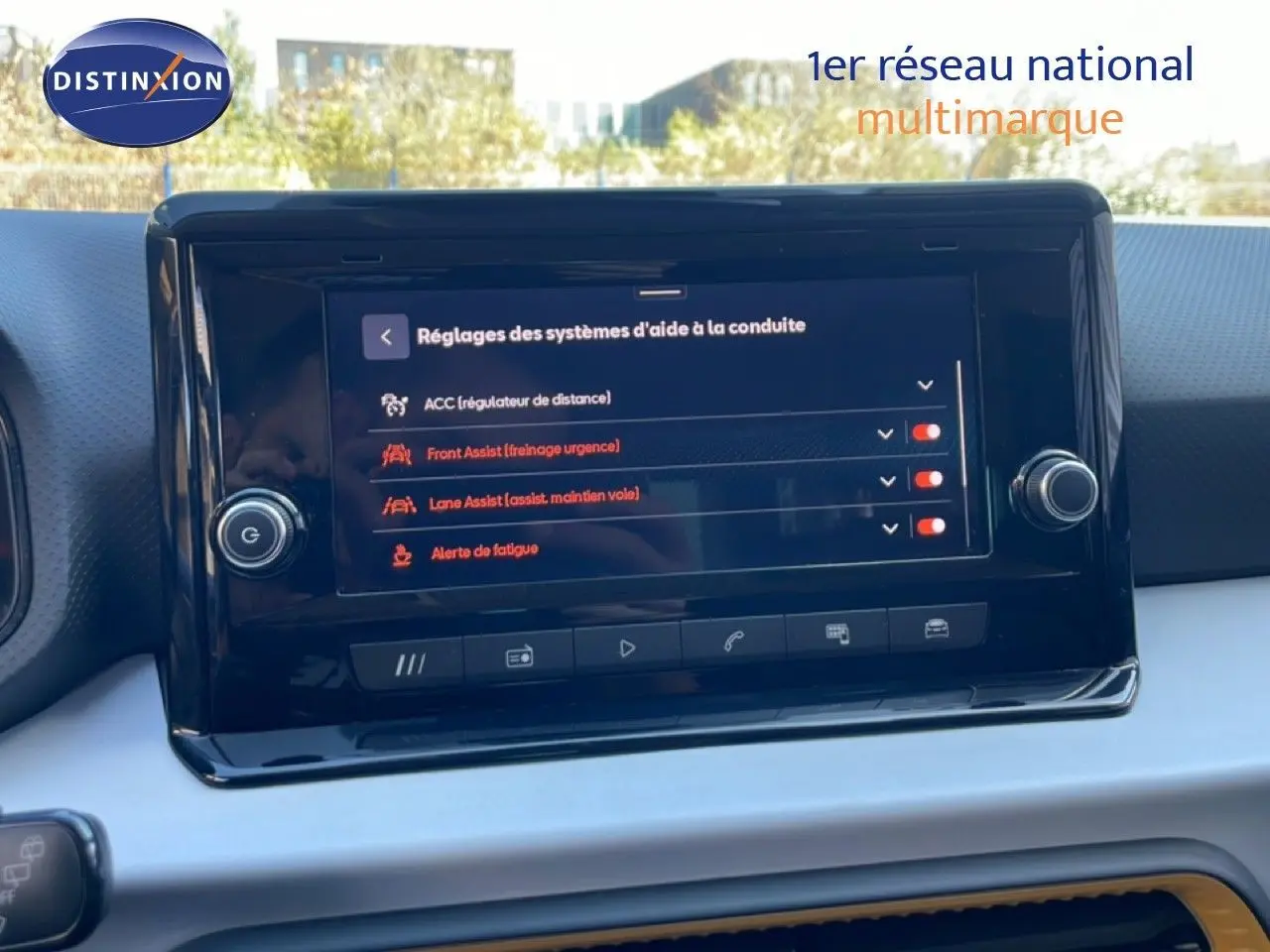 Écran tactile central du tableau de bord du SEAT Arona 2025 affichant les réglages des aides à la conduite.