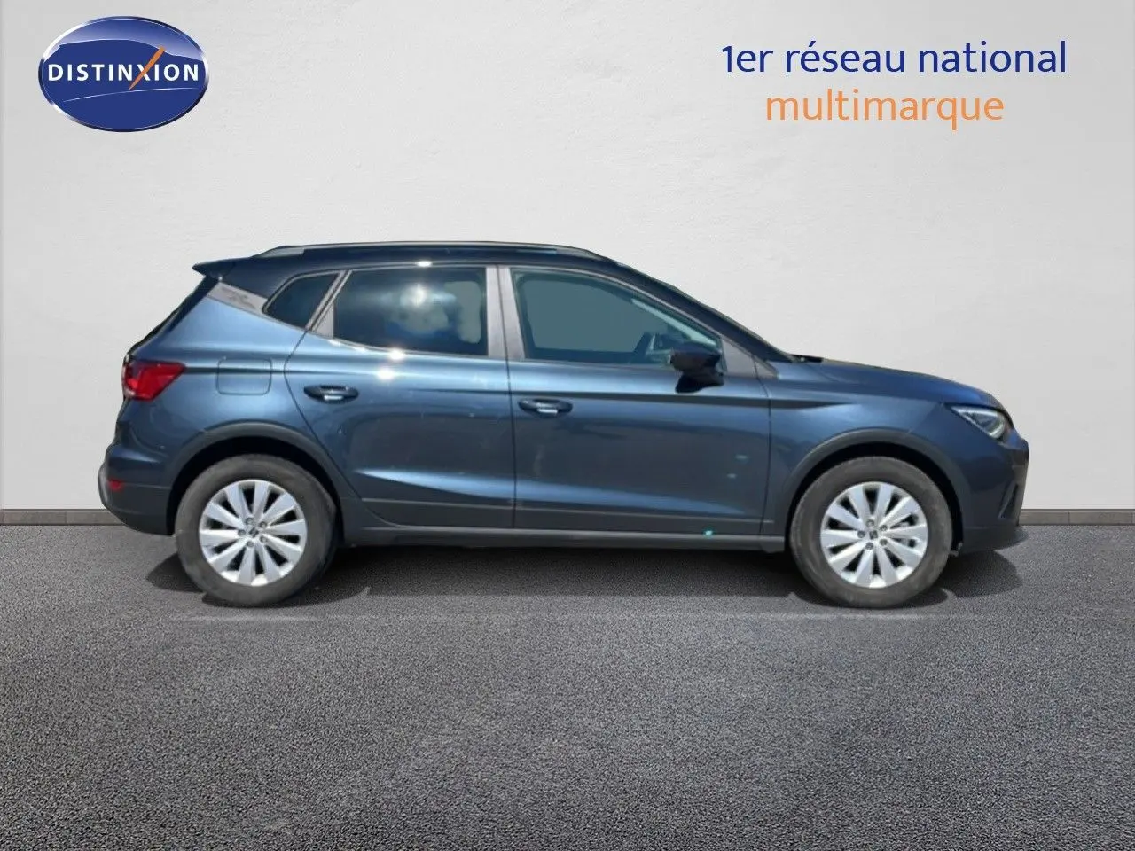 Profil côté gauche d'un SEAT Arona gris Magnetic Metal avec toit noir, roues en alliage et lignes dynamiques visibles.