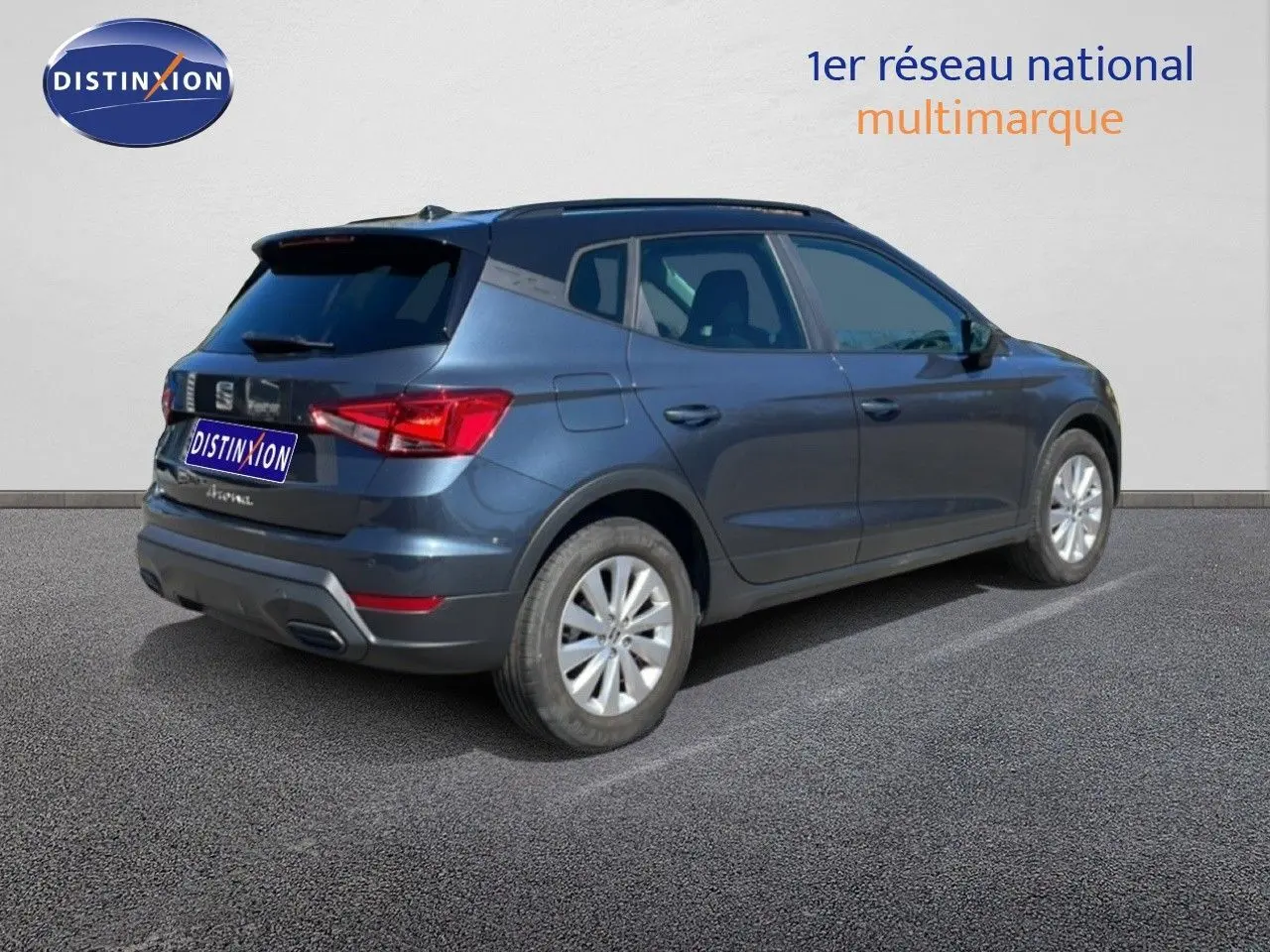 Vue 3/4 arrière droite d’un SEAT Arona gris Magnetic Metal avec toit noir, jantes argentées et feux arrière LED.