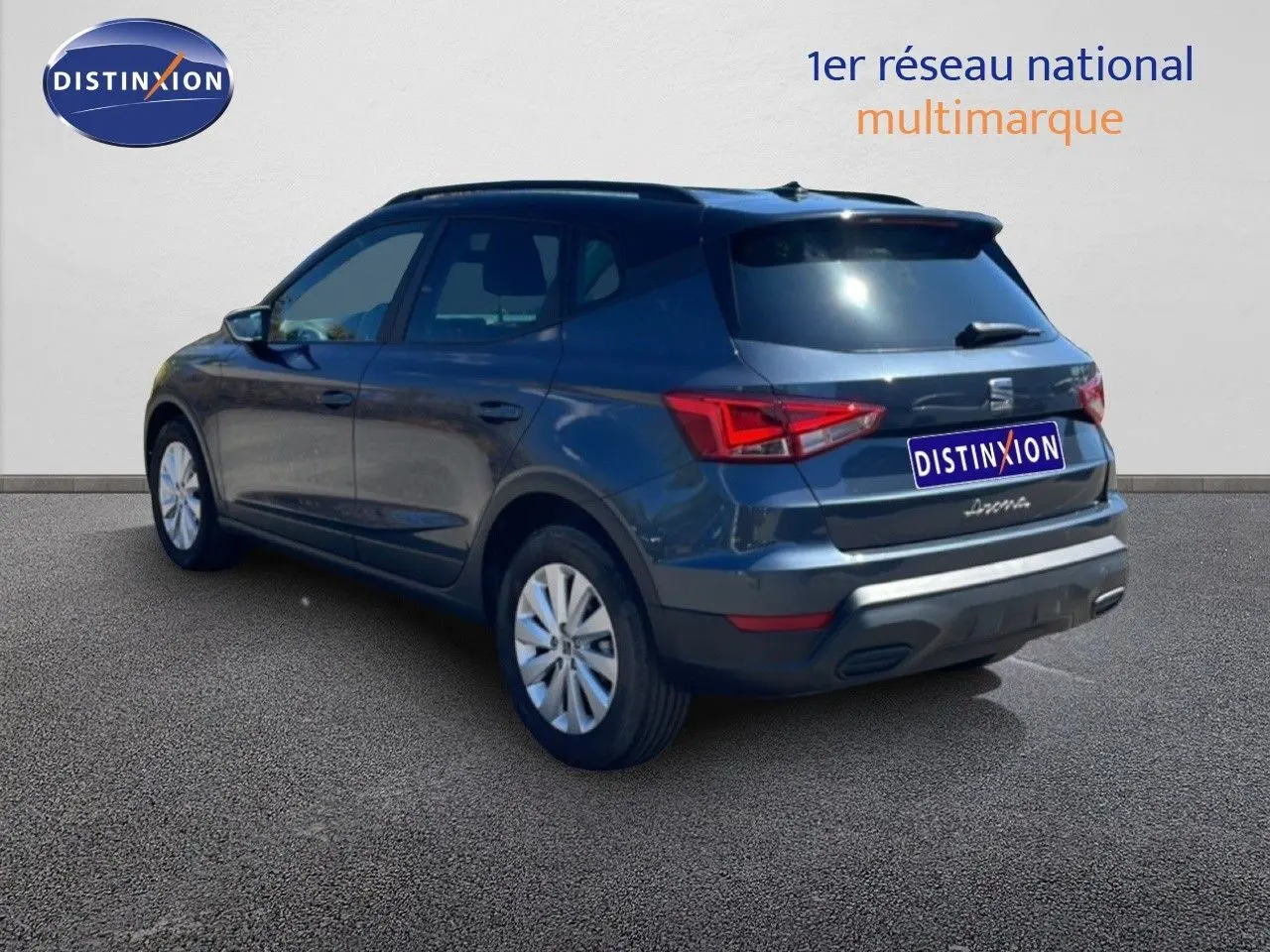 Vue 3/4 arrière droite d'un SEAT Arona gris Magnetic Metal avec toit noir, sur fond neutre extérieur.