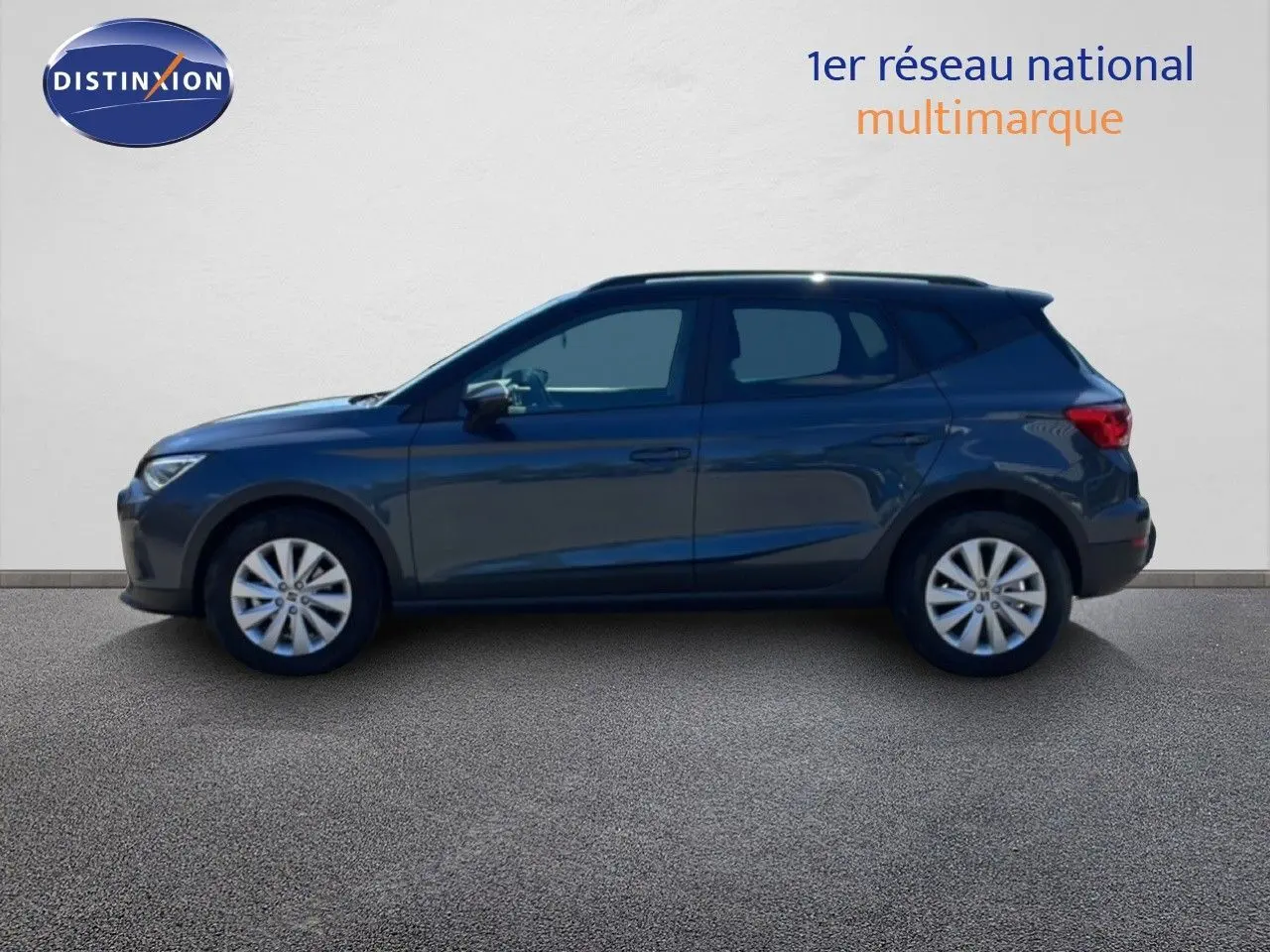 Vue de profil côté gauche d’un SEAT Arona 2025 gris Magnetic Metal avec toit noir, roues alliage et lignes dynamiques.