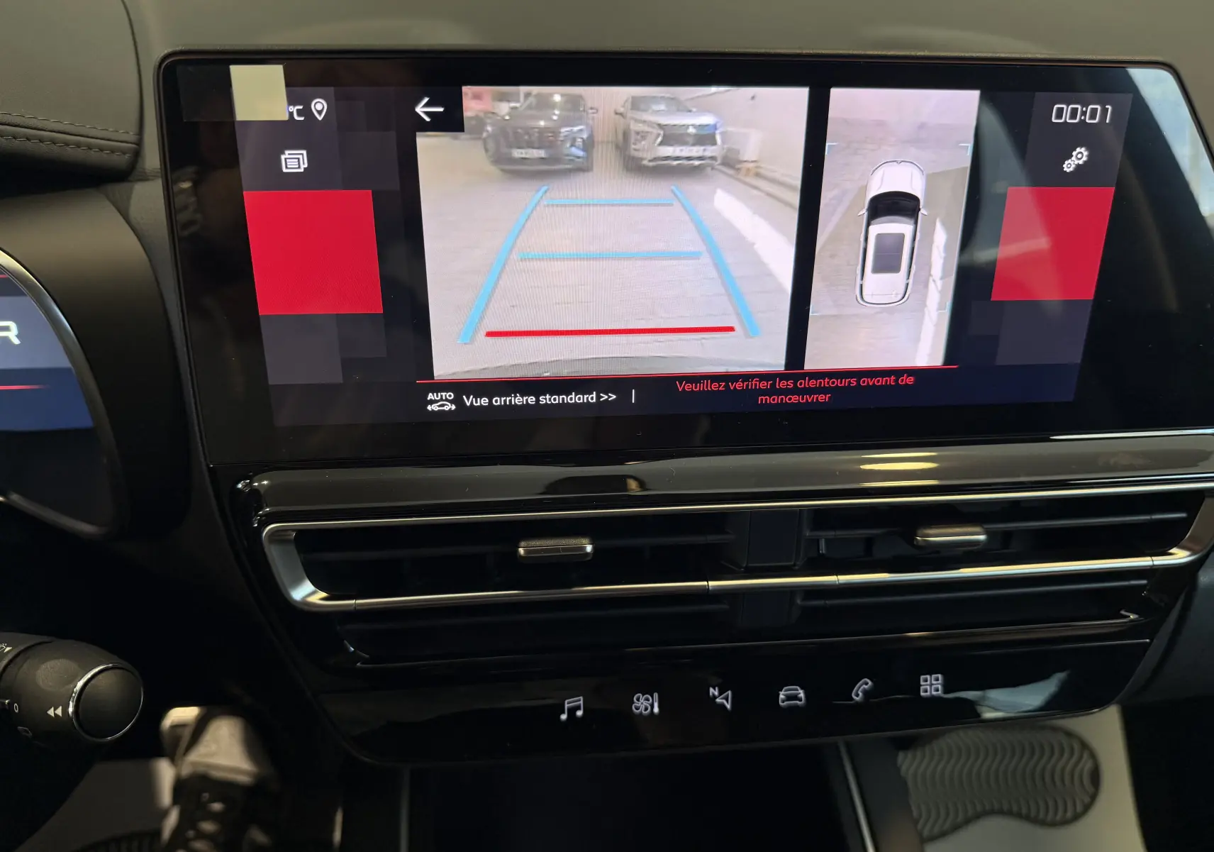 Écran tactile intérieur du Citroën C5 Aircross 2022 montrant la caméra de recul avec vue arrière et vue aérienne du véhicule gris Artense.