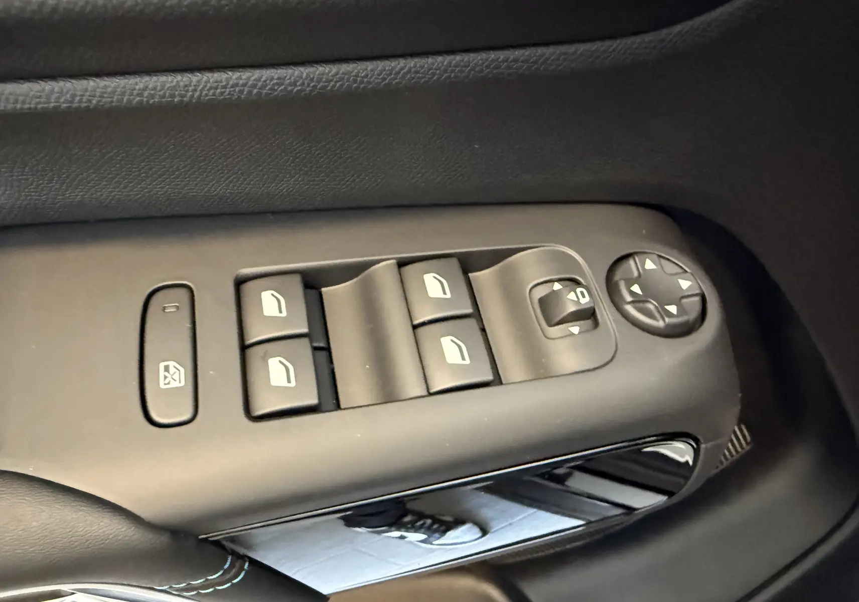 Gros plan sur les commandes des vitres électriques et rétroviseurs côté conducteur du Citroën C5 Aircross gris Artense 2022.