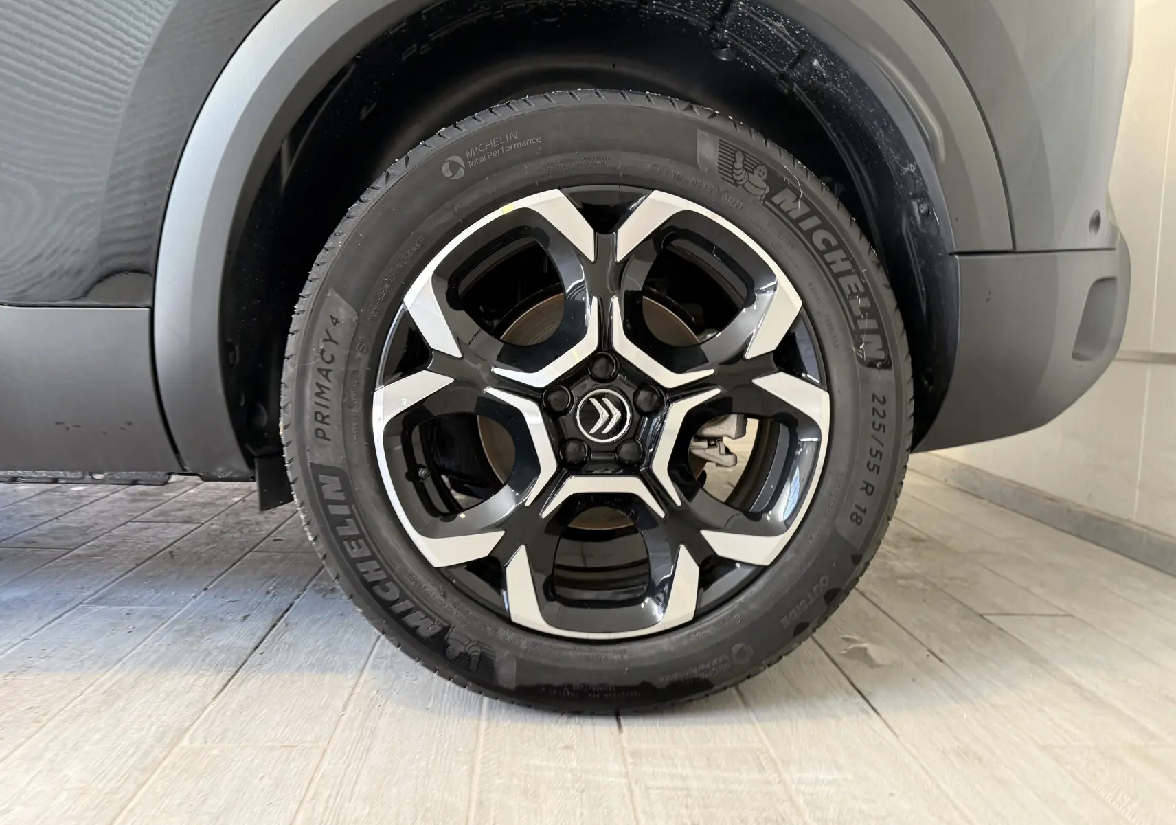 Gros plan sur la roue avant droite gris Artense métal du Citroën C5 Aircross 2022 avec jante noire et argentée distinctive.