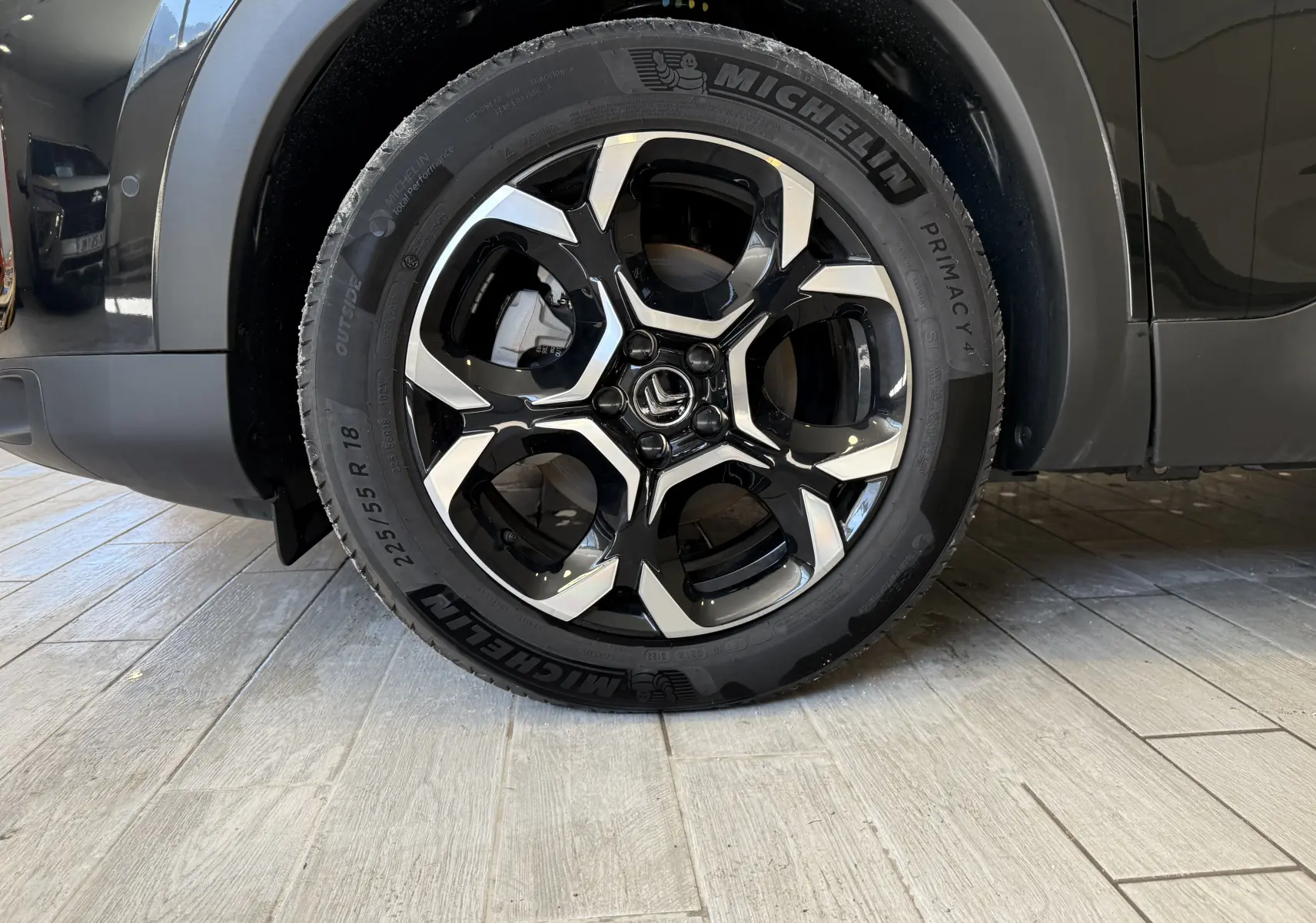 Gros plan sur la roue avant gauche du Citroën C5 Aircross gris Artense, jante alliage noire et argent avec pneu Michelin.