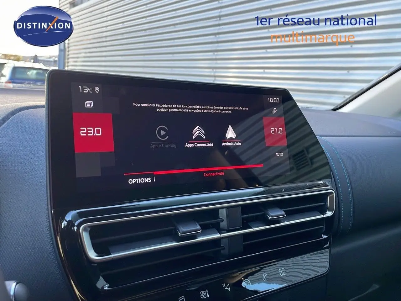 Vue intérieure du tableau de bord du Citroën C5 Aircross 2025, écran tactile et aérateurs centraux noirs brillants.