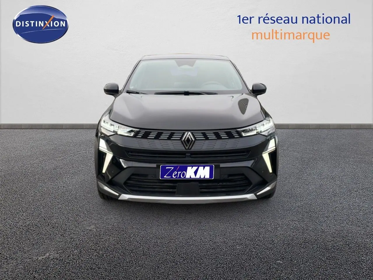 Renault Symbioz noir étoile métal vu de face, mettant en valeur sa calandre moderne et ses phares LED distinctifs.