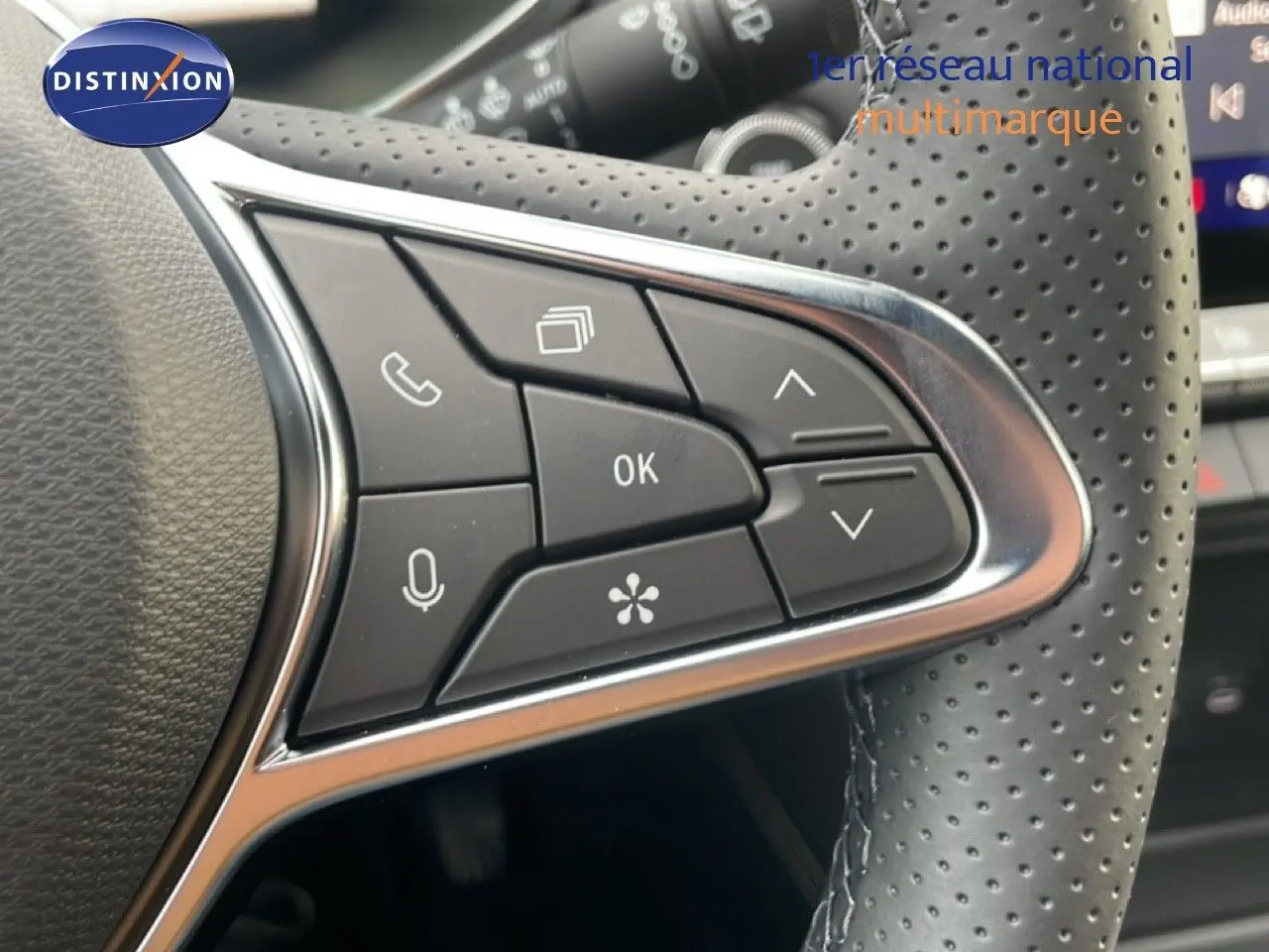 Gros plan sur les commandes multifonctions du volant en cuir perforé du Renault Symbioz noir étoile métal 2025.