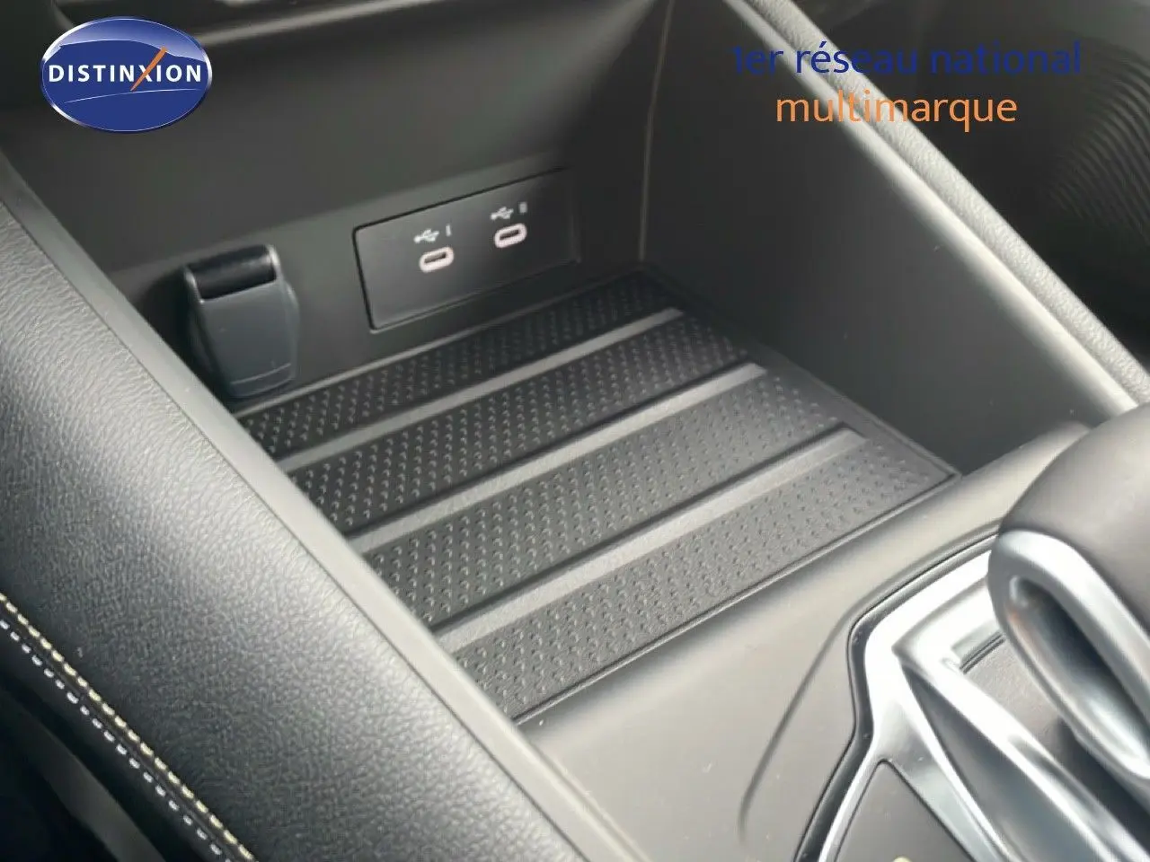 Gros plan sur la console centrale noire du Renault Symbioz 2025 avec ports USB-C et surface antidérapante.