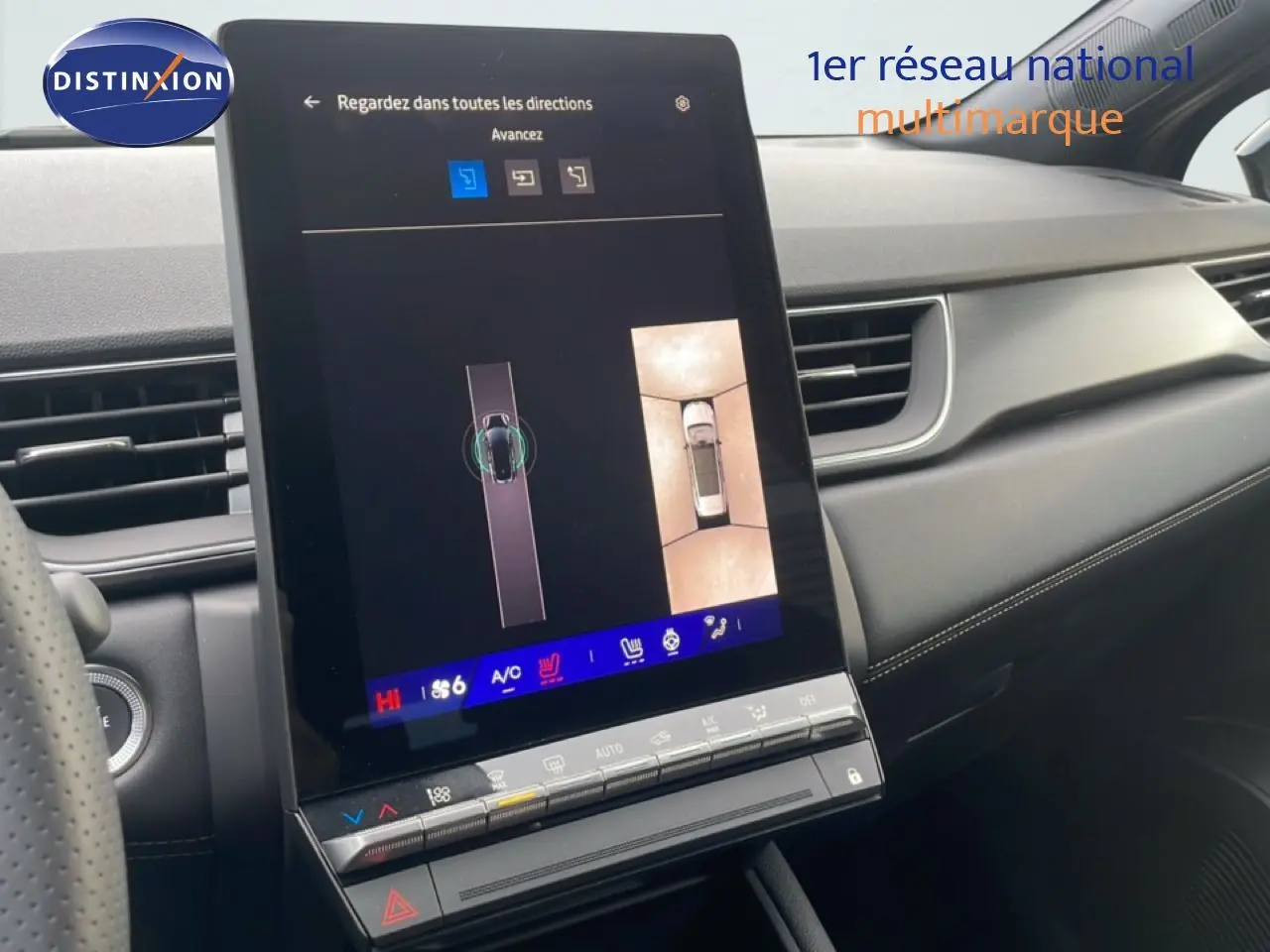 Vue intérieure du tableau de bord de la Renault Symbioz noire, avec écran tactile affichant la caméra de recul et la climatisation.