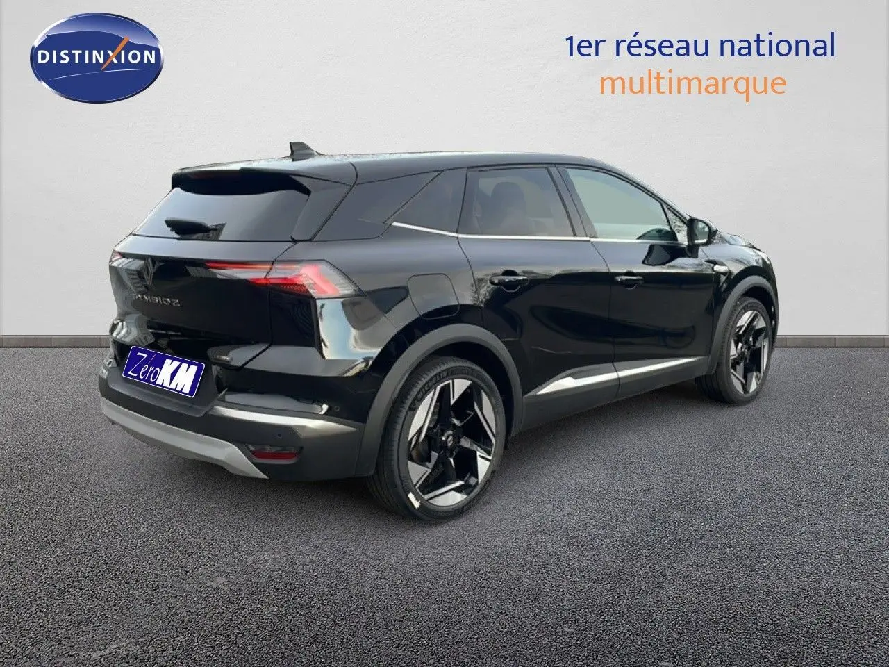 Renault Symbioz noir étoile métal en vue 3/4 arrière droit, soulignant ses lignes modernes et ses jantes bicolores.