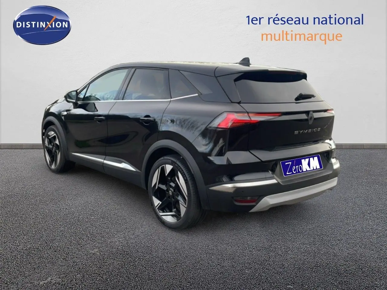 Renault Symbioz noir étoile métal en 3/4 arrière droit, SUV hybride avec feux LED distinctifs et jantes bicolores.