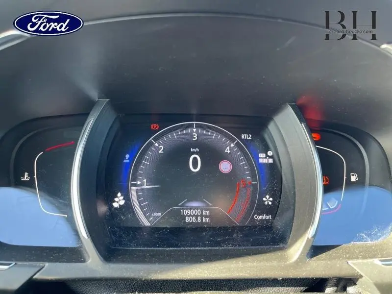 Tableau de bord numérique du Renault Scenic 2017 avec affichage du compteur et indicateurs en vue frontale rapprochée.