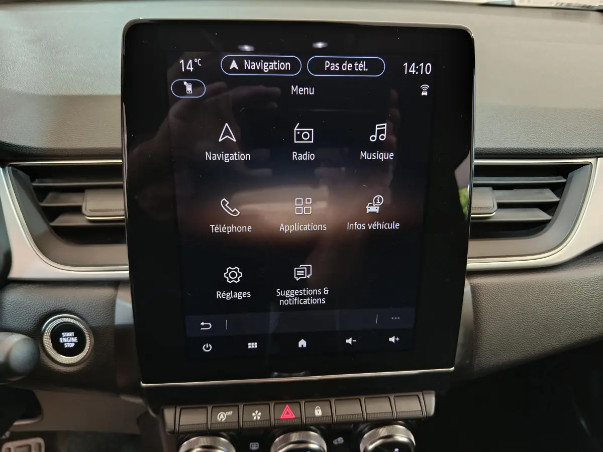 Écran tactile central allumé du tableau de bord du Renault Captur Techno TCe 90 2024, intérieur gris.