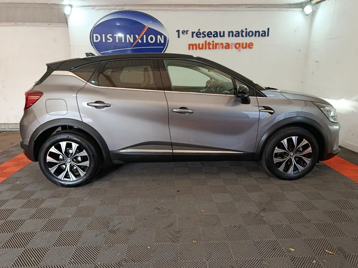 Profil droit du Renault Captur Techno TCe 90 gris foncé 2024, avec jantes alliage et toit noir contrasté.