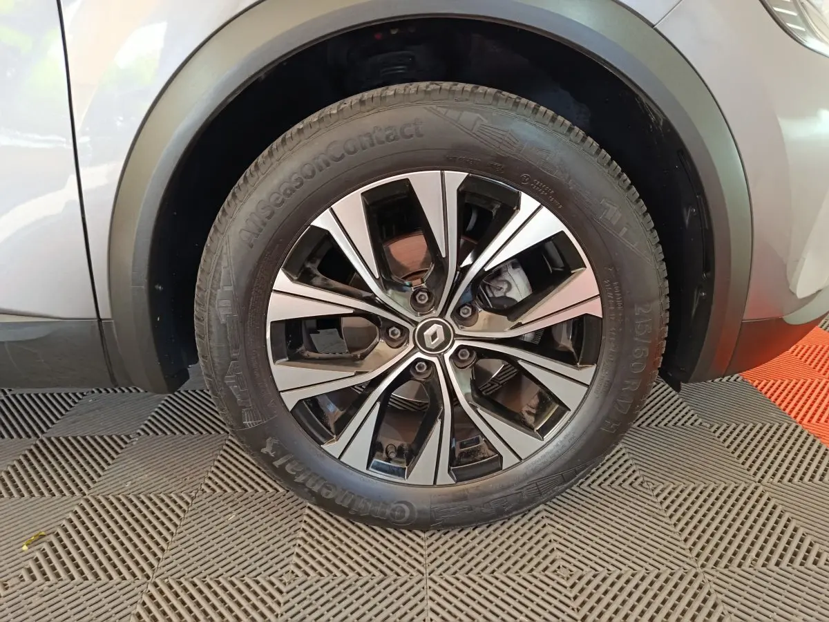 Gros plan sur la roue avant droite du Renault Captur gris foncé, mettant en valeur la jante alliage moderne.