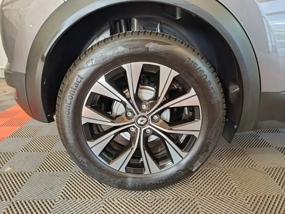 Gros plan sur la roue avant gauche du Renault Captur gris foncé 2024, avec jante alliage au design moderne.