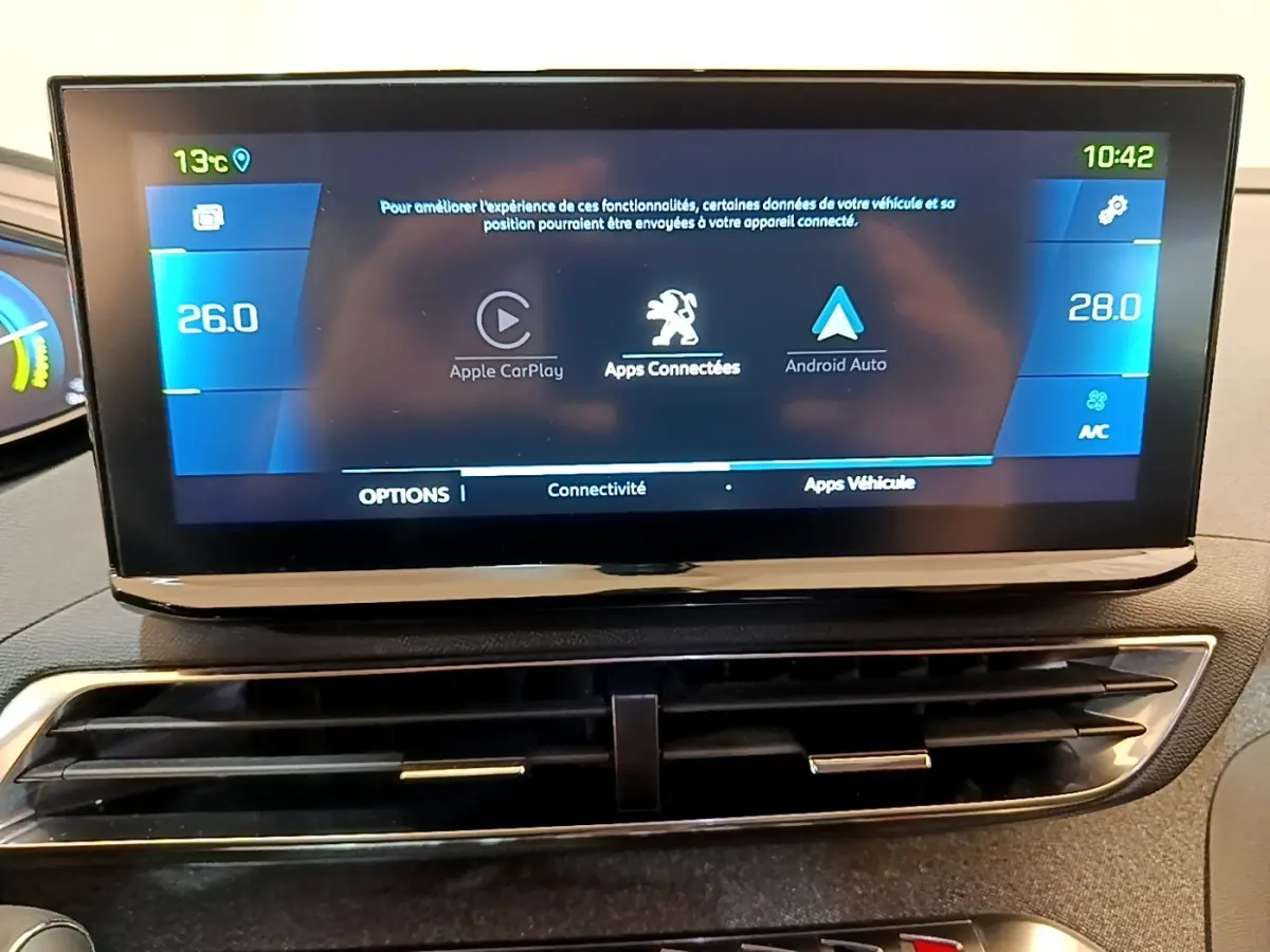 Écran tactile central du tableau de bord du Peugeot 3008 gris foncé, affichant Apple CarPlay et Android Auto.