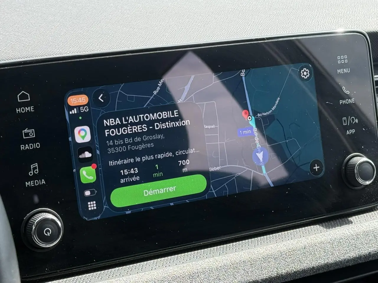 Écran tactile central 8,25 pouces du Skoda Scala TSI 116 gris graphite affichant la navigation GPS.