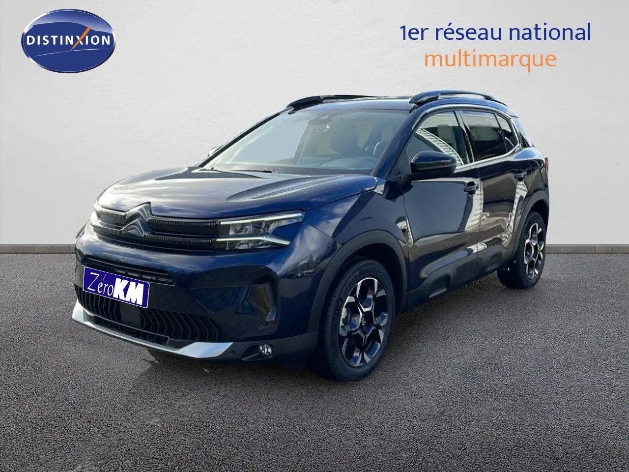 Vue 3/4 avant d’un Citroën C5 Aircross bleu Eclipse Metal avec jantes noires et détails chromés.