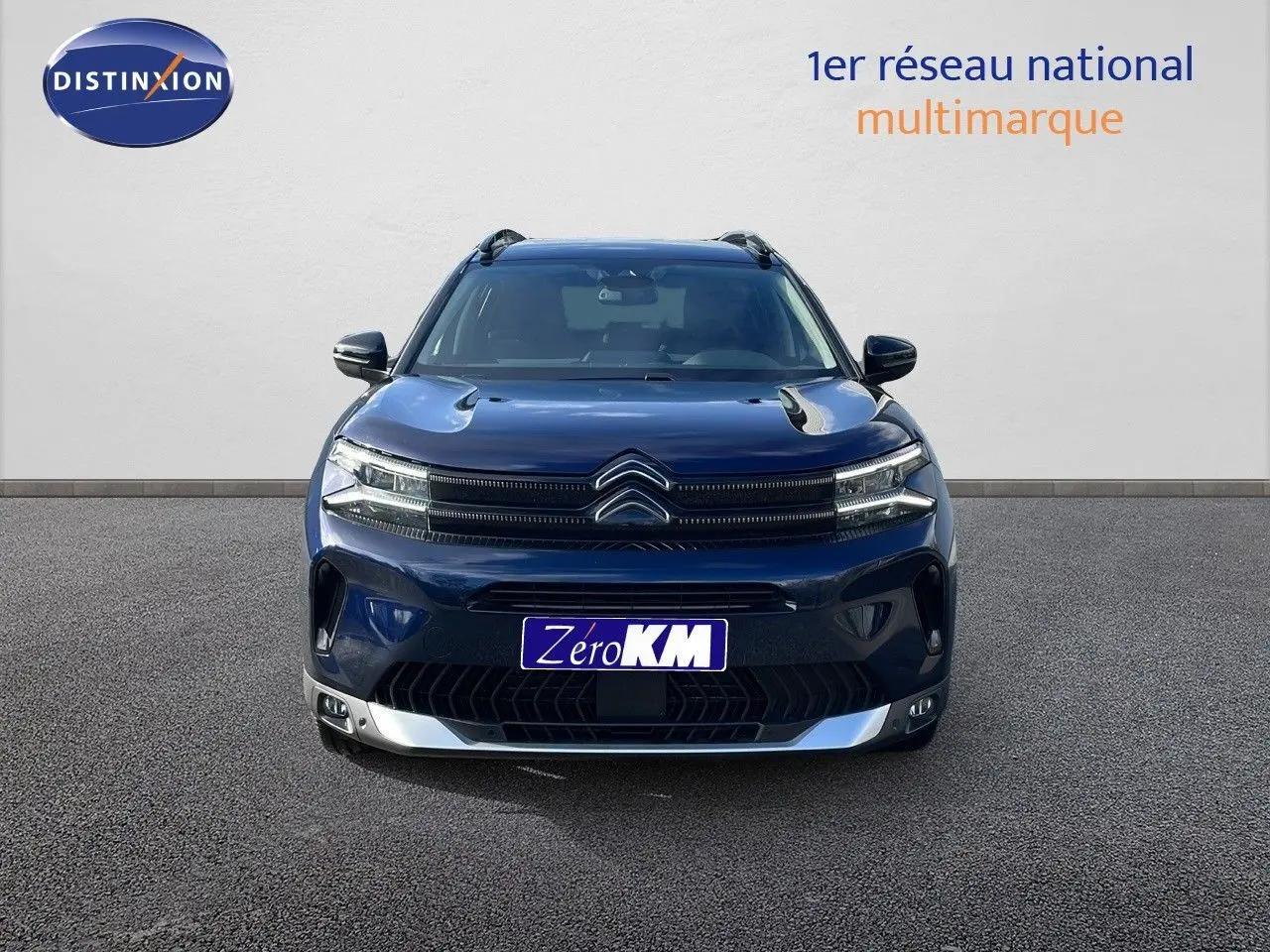 Vue avant d'un Citroën C5 Aircross 2025 bleu éclipse métal avec calandre distinctive et phares LED.