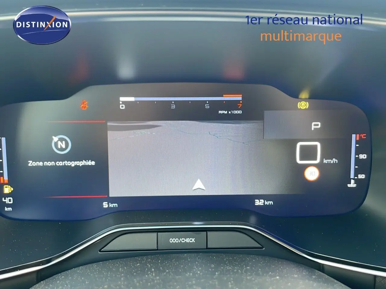Vue rapprochée du tableau de bord numérique du Citroën C5 Aircross 2025, affichant la navigation et les indicateurs.