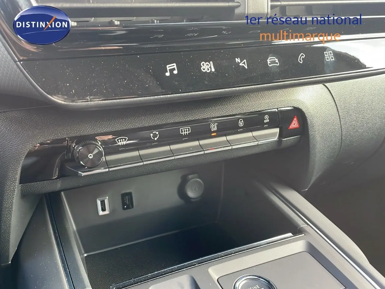 Vue rapprochée de la console centrale du Citroën C5 Aircross bleu Eclipse Métal, montrant les commandes tactiles et ports USB.