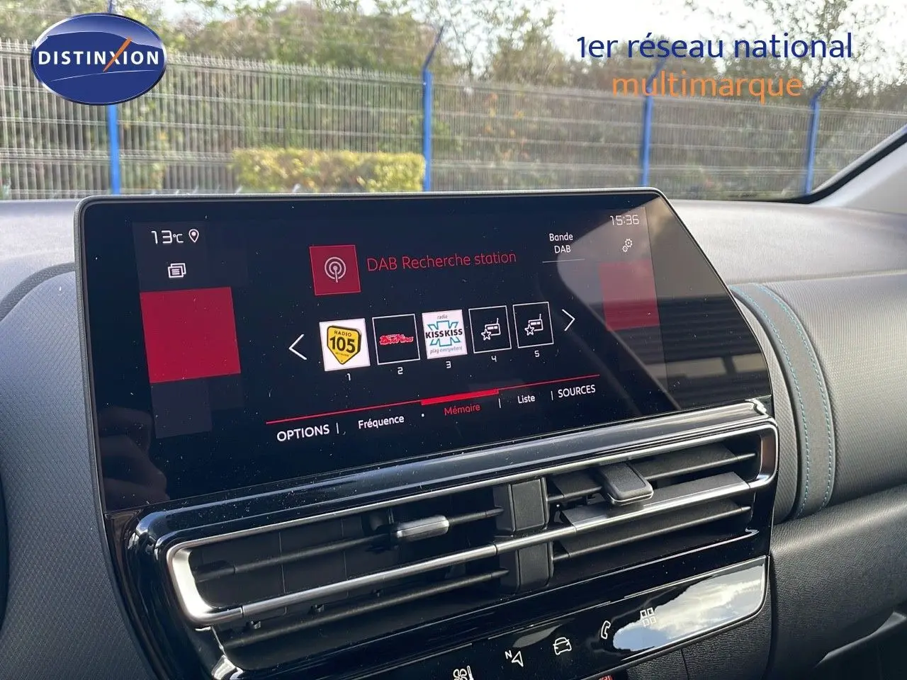 Vue intérieure du tableau de bord du Citroën C5 Aircross 2025 avec écran tactile et commandes de climatisation.