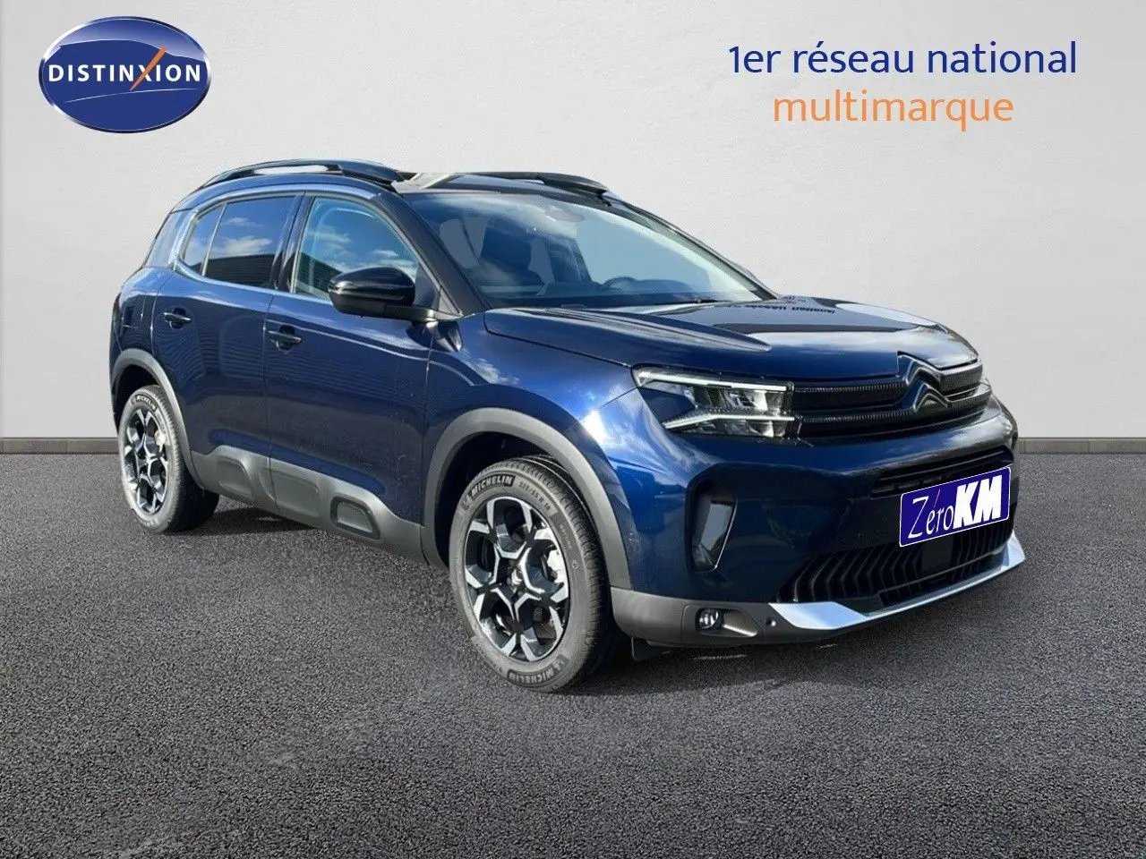 Citroën C5 Aircross bleu Eclipse Metal en 3/4 avant droit, SUV compact avec jantes noires et détails gris.