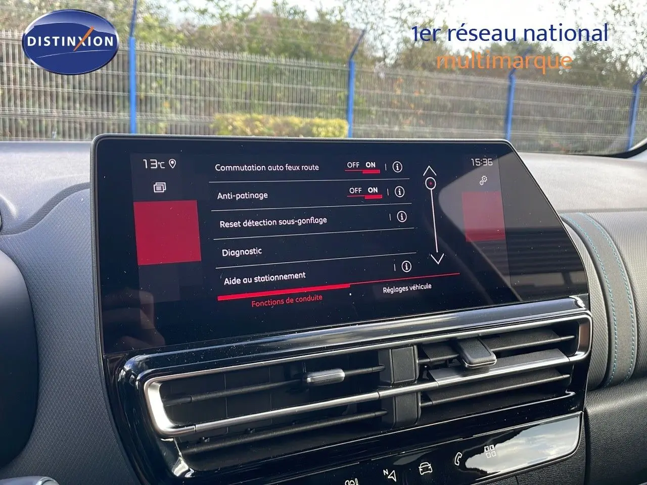 Écran tactile central du Citroën C5 Aircross 2025, affichant les réglages d’aide à la conduite, intérieur noir et bleu.