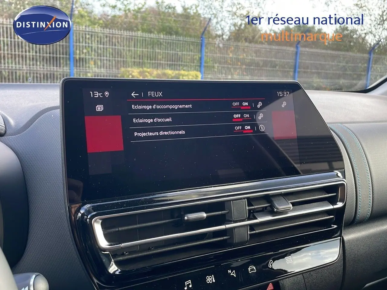 Vue rapprochée de l’écran tactile central et de la console du Citroën C5 Aircross bleu Eclipse Metal 2025.