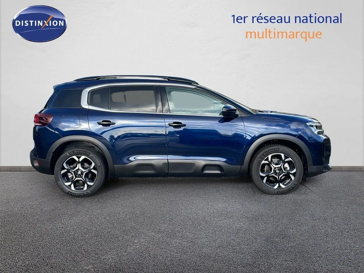 Profil droit du SUV Citroën C5 Aircross bleu Eclipse Metal avec jantes alliage et protections noires sur bas de caisse.