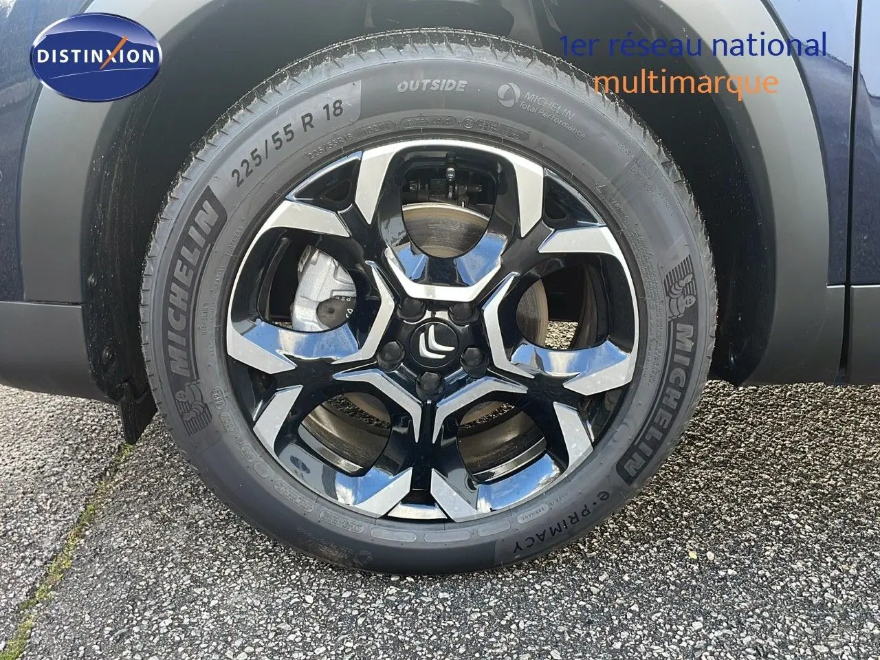 Gros plan sur la roue avant gauche du Citroën C5 Aircross bleu Eclipse Métal avec jante alliage noire et argentée.